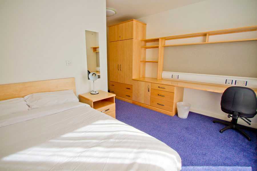 Image: Photograph of en-suite bedroom at the University of Warwick